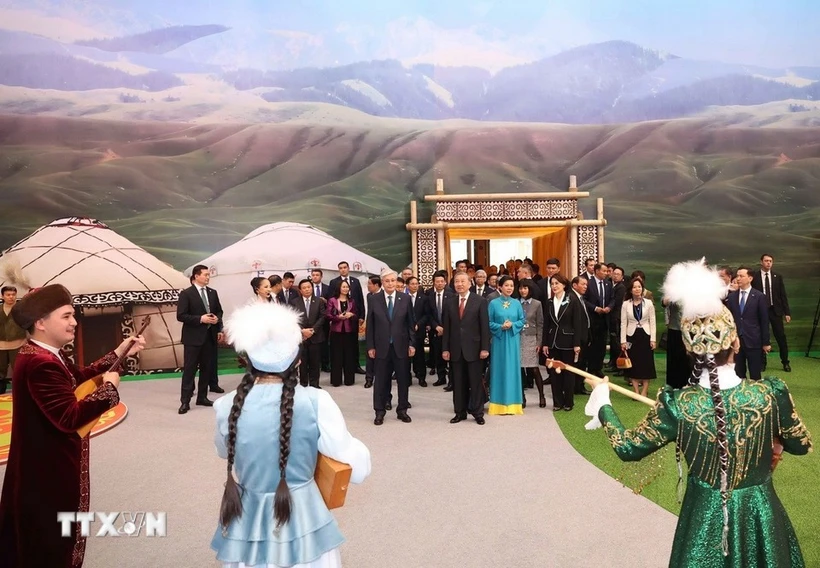 越共中央总书记苏林与夫人和哈萨克斯坦总统托卡耶夫一同参观哈萨克斯坦民族文化村。图自越通社