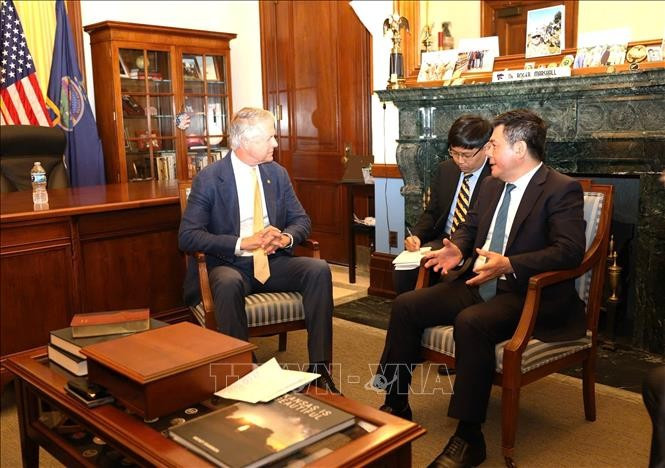 越南工贸部部长阮鸿延与美国堪萨斯州参议员、共和党成员罗杰·马歇尔。图自越通社