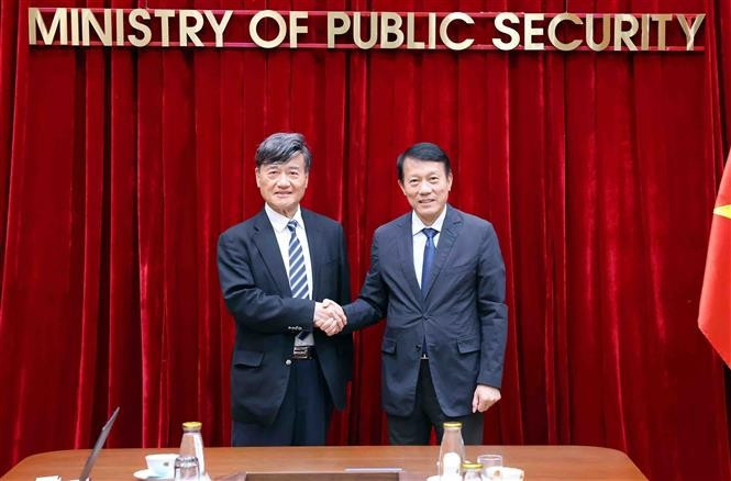 越共中央政治局、公安部长梁三光（右）大将与日本公共卫生安全协会副会长常田照男。图自越通社