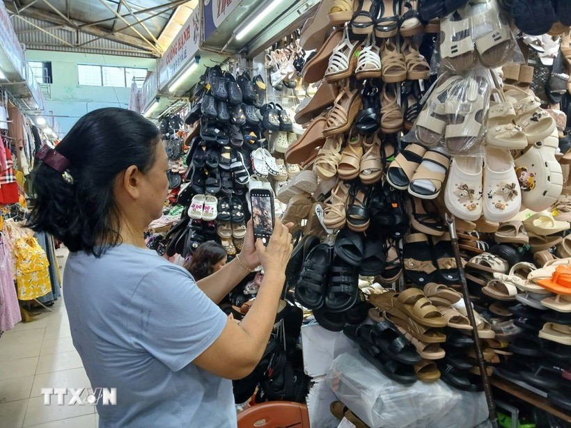 岘港市东多传统集市的商贩通过 Zalo销售产品。图自越通社