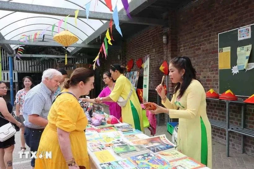 除了美食，还有民间音乐表演、奥黛秀、手工艺品展区，给在比越南侨胞和比利时友人带来一种温暖、愉快的感觉。图自越通社