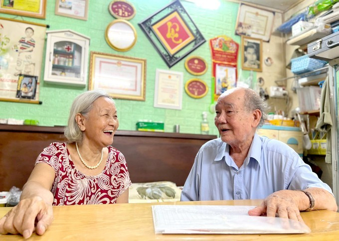 阮克恩与妻子以街坊组长的角色为社群无私奉献48年。图自《西贡解放日报》