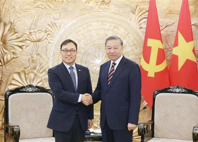 苏林会见韩国驻越大使崔英三。图自越通社