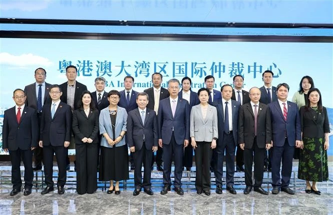 越南最高人民法院与中国广东省深圳国际仲裁院代表团合影。图自越通社