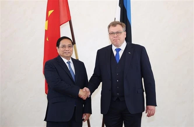 政府总理范明政与爱沙尼亚议长劳里·胡萨尔。图自越通社