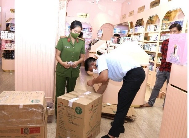 警方查封并暂时扣押了一批来历不明的化妆品。图自越通社