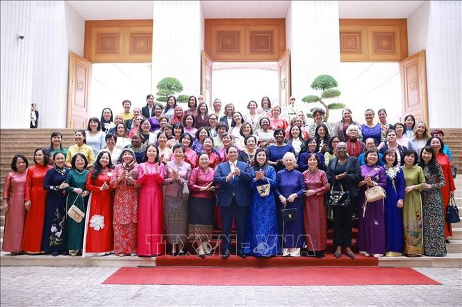 越南政府总理范明政与各位女性外交官代表合影。图自越通社