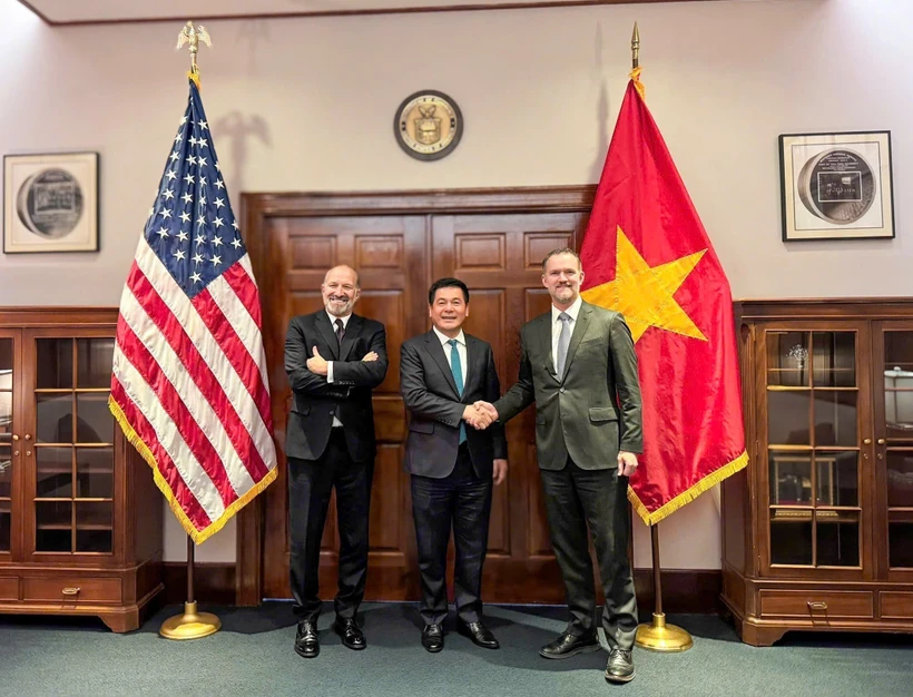 工贸部长阮鸿延与美国商务部长霍华德·卢特尼克及美国贸易代表大使贾米森·格里尔。图自：越通社