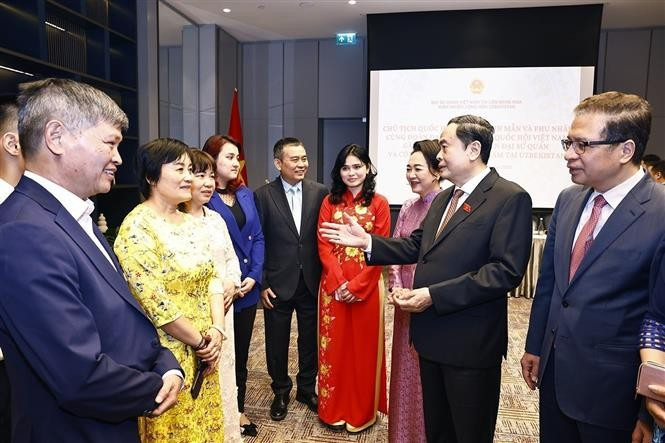 越南国会主席陈青敏在乌兹别克斯坦会见旅乌越南人社群。图自越通社