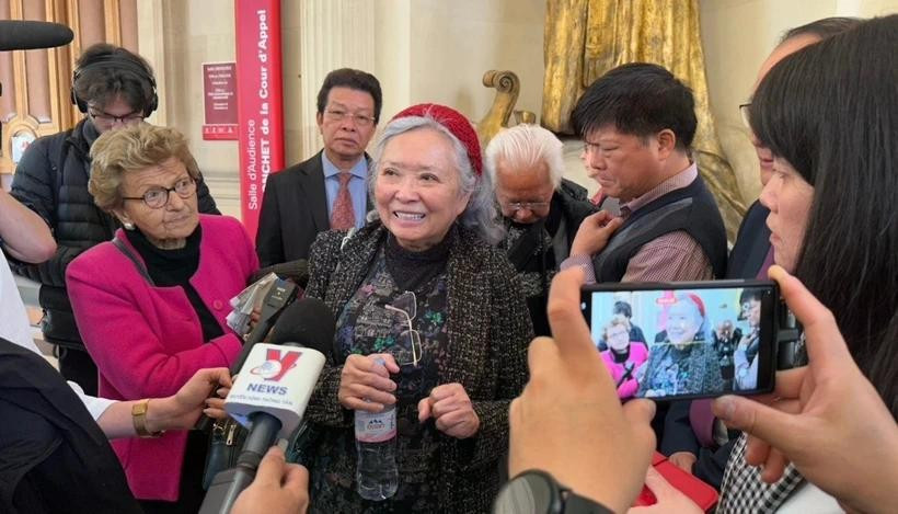 埃莱娜·吕克女士接受媒体的采访。图自越通社