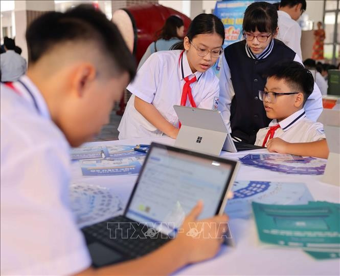 学生们阅读电子书。图自越通社