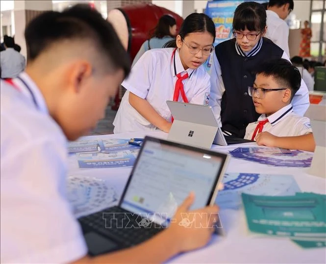 学生们阅读电子书。图自越通社