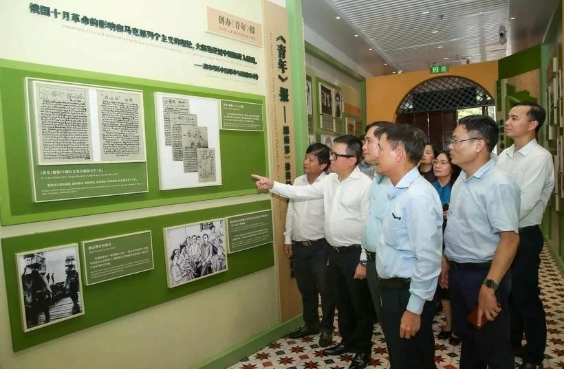 《人民报》总编辑、中央宣教与民运部副部长、越南新闻工作者协会主席黎国明参观胡志明主席创办《青年报》旧址。图自越通社