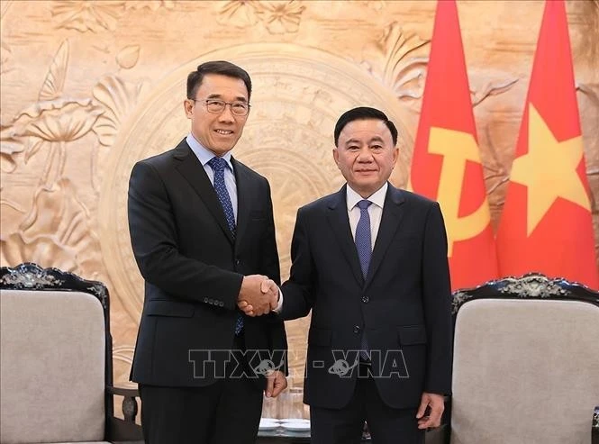 越共中央政治局、中央书记处常务书记陈锦秀（右）与老挝革命党中央对外部代理部长本莱·班达努冯。图自越通社