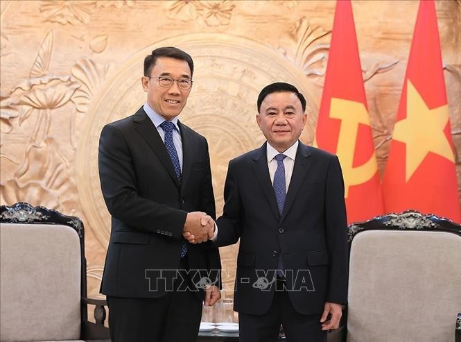 越共中央政治局、中央书记处常务书记陈锦秀（右）与老挝革命党中央对外部代理部长本莱·班达努冯。图自越通社