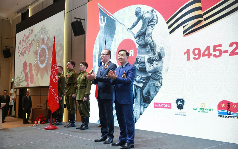 越南政府副总理陈红河出席纪念卫国战争胜利80周年招待会。图自《政府门户网站》