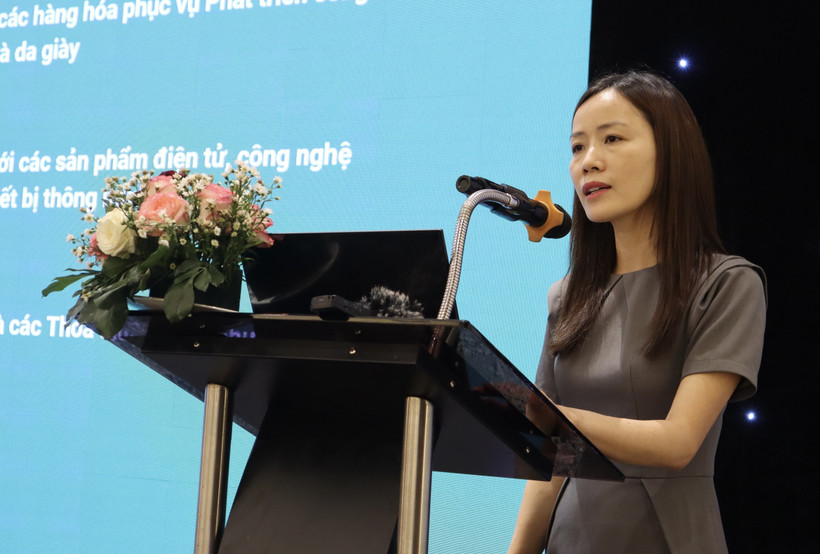 工贸部国外市场发展司的黎氏梅英在研讨会上发表讲话。图自越通社