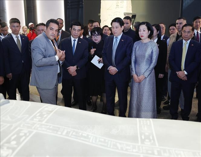 越南国家主席梁强和夫人参观大埃及博物馆。图自越通社
