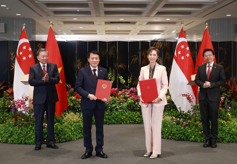 苏林总书记和新加坡总理黄循财共同见证了越南公安部与新加坡数码发展与新闻部签署的数字化转型谅解备忘录的移交。图自越通社