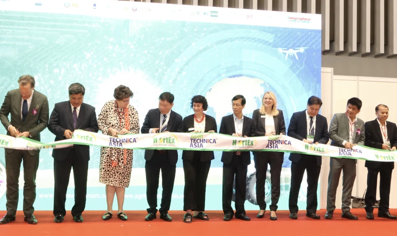 越南果蔬花卉园艺展暨国际研讨会开幕剪彩仪式。图自越通社