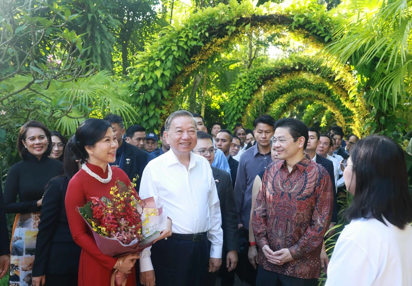 苏林总书记和夫人参观新加坡植物园。图自越通社