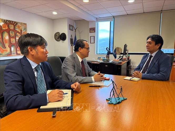 越南驻智利大使阮越强会见安托法加斯塔市市长里卡多·埃里博托·迪亚斯·科尔特斯。图自越通