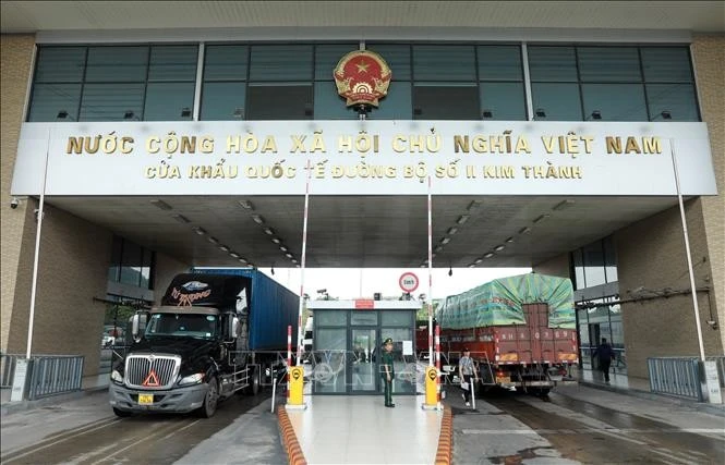 满载货物的集装箱卡车在老街金城2号国际口岸等待通关。图自越通社