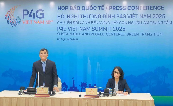 越南外交部常务副部长阮明武主持2025年越南P4G峰会国际新闻发布会。图自《越南之声》