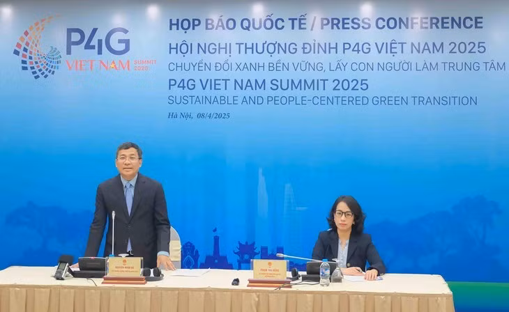 越南外交部常务副部长阮明武主持2025年越南P4G峰会国际新闻发布会。图自《越南之声》 