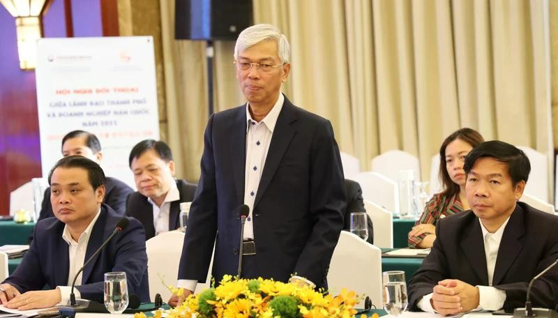 胡志明市人民委员会副主席武文欢在对话会上发言。图自越通社