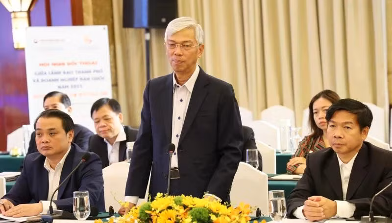 胡志明市人民委员会副主席武文欢在对话会上发言。图自越通社