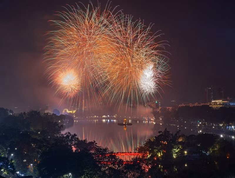 河内市放烟花喜迎2025新年。图自《人民报》