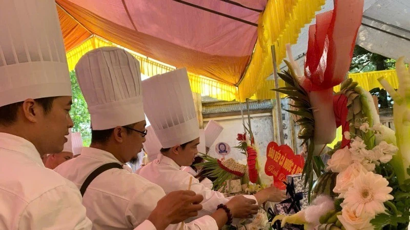 举行上香仪式缅怀郎僚王子，弘扬民族饮食文化。图自《人民报》