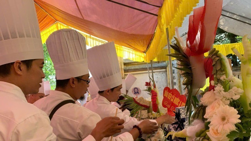 举行上香仪式缅怀郎僚王子，弘扬民族饮食文化。图自《人民报》