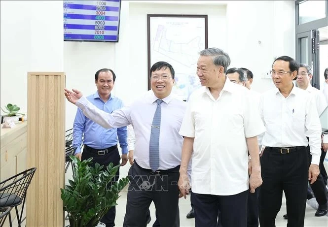 苏林总书记视察胡志明市新永禄乡公共行政服务中心。图自越通社