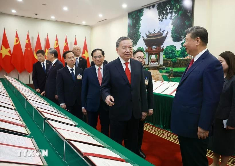 越共中央总书记苏林和中共中央总书记、中国国家主席习近平共同见证两国合作文件的展示。图自越通社