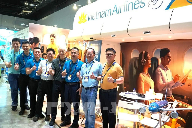 越南航空在马来西亚分公司的工作人员和合作伙伴。图自越通社