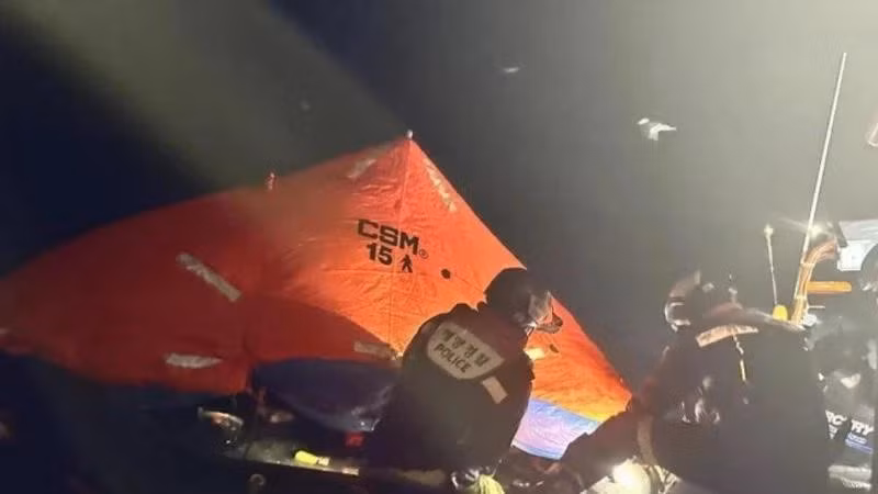倾覆渔船救援现场。韩国警方供图