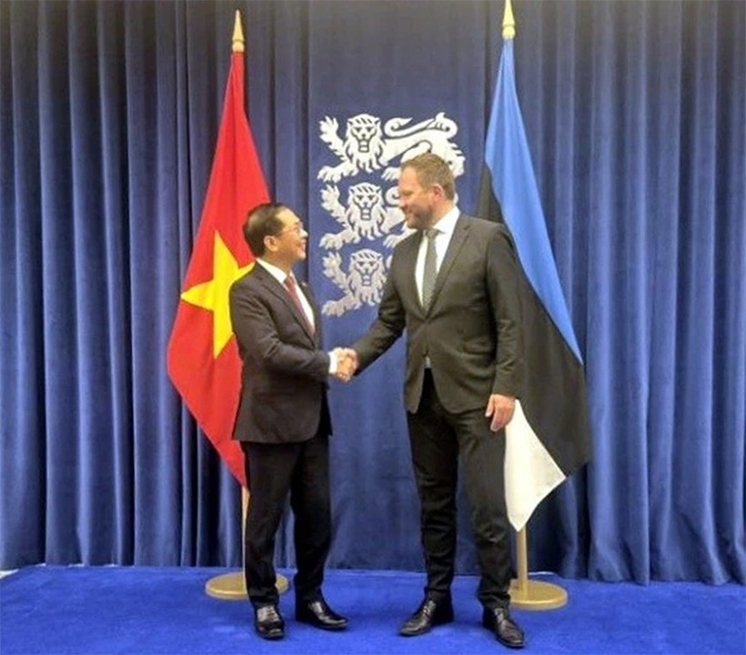 越南政府副总理兼外交部长裴青山与爱沙尼亚外交部长马尔古斯·查赫克纳。图自越通社