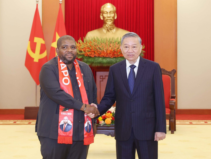 越共中央总书记苏林与莫桑比克解放阵线党（FRELIMO）总书记查基尔·阿布巴卡尔。图自越通社
