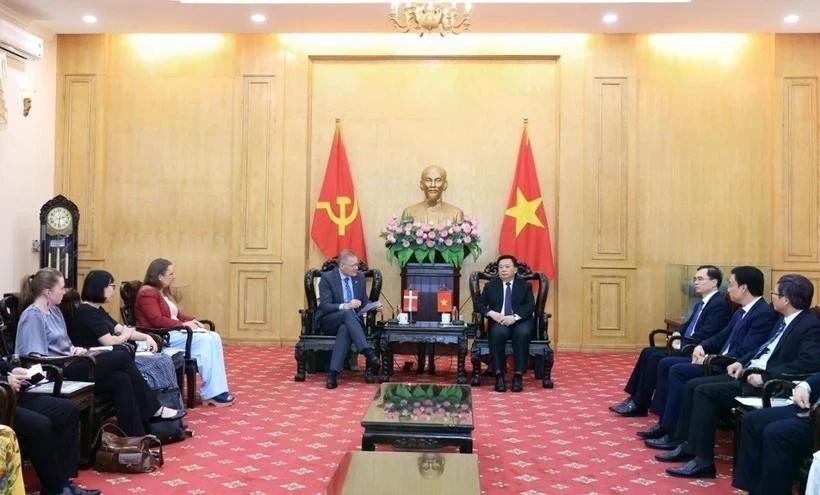 越共中央政治局委员、胡志明国家政治学院院长、中央理论委员会主席阮春胜会见丹麦驻越南大使尼古拉·普里茨。图自越通社
