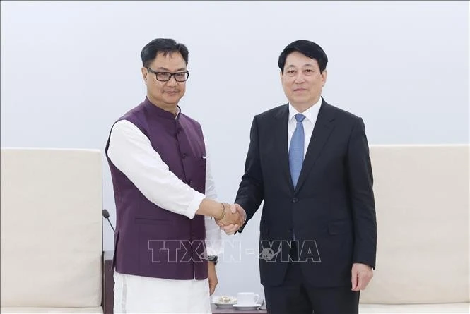 越南国家主席梁强与印度议会事务与少数民族事务部长基伦·里吉朱。图自越通社