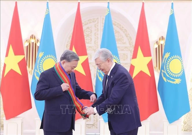 越共中央总书记苏林荣获多斯特克一级友谊勋章。图自越通社