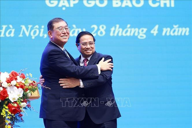 越南政府总理范明政（右）与日本首相石破茂（左）。图自越通社