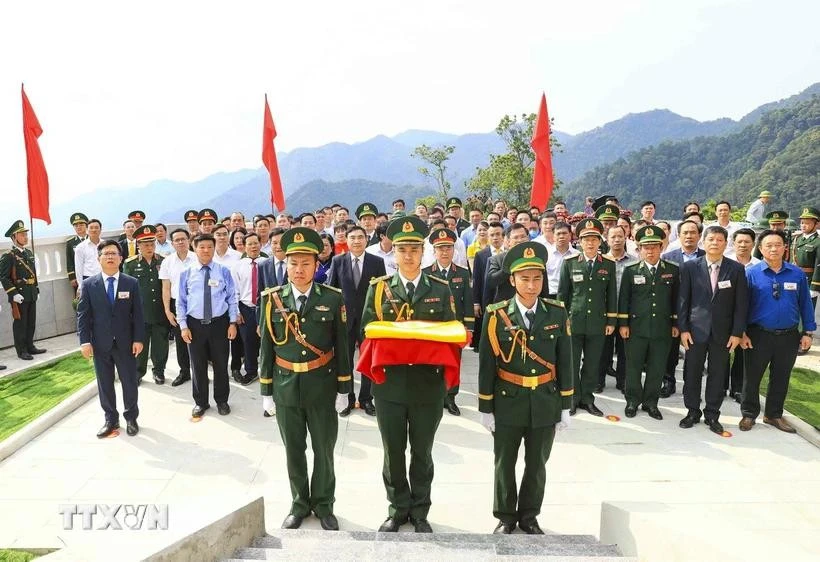奠边省人民委员会在芒㖇县辛透乡举行阿帕寨旗台升旗仪式。图自越通社