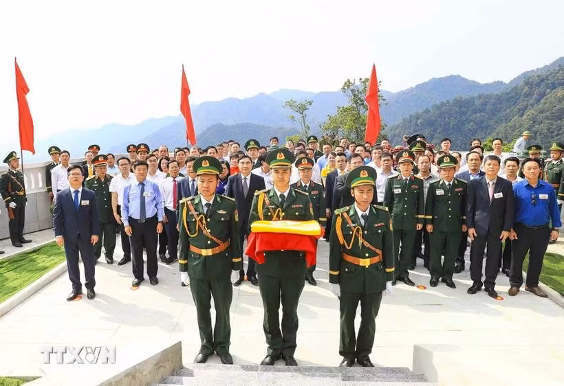 奠边省人民委员会在芒㖇县辛透乡举行阿帕寨旗台升旗仪式。图自越通社