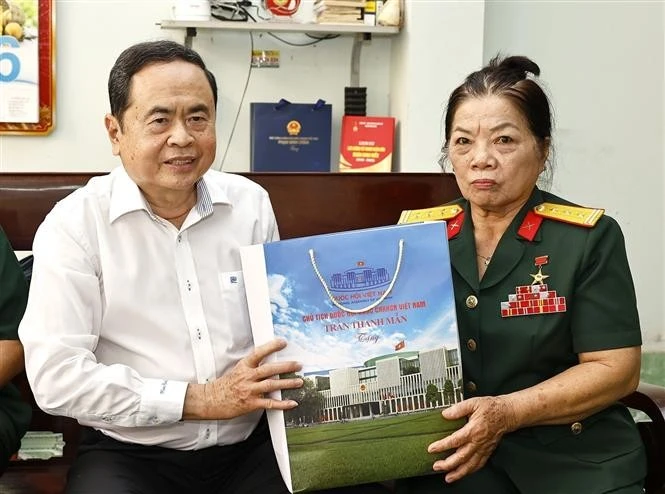 陈青敏向芹苴市宁桥郡安平坊的人民武装力量英雄阮氏云赠送慰问品。图自越通社