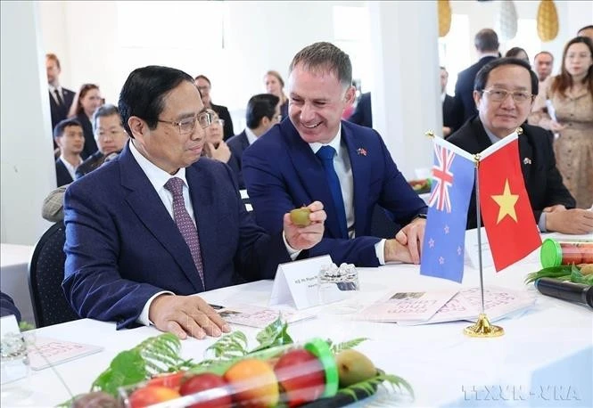 越南政府总理范明政了解新西兰植物与食品研究所的产品（奥克兰，2024年3月10日）。图自越通社