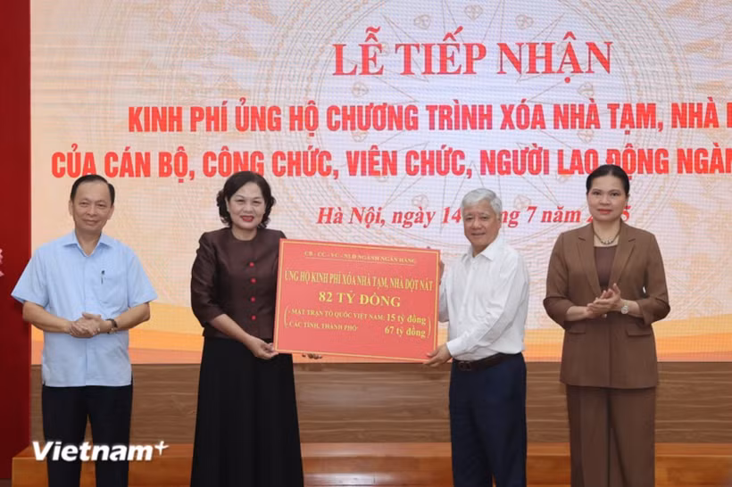 越南国家银行行长阮氏红向越南祖国阵线中央委员会递交银行职工捐赠的款项。图自越通社 