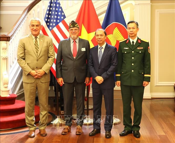 2025年7月15日，越南和平大使协会（DPAA）主任凯利·麦基格（Kelly McKeague）（左一）与越南驻美国大使阮国勇（右二）在华盛顿举行的战争遗物接收仪式上合影。图自越通社
